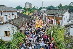 曼晚：马奎尔无法和瓦拉内搭档首发，曼联会有限制沃特金斯的办法